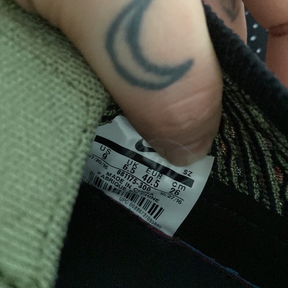 Nike green black and white sneakers - Picture 4 of 5